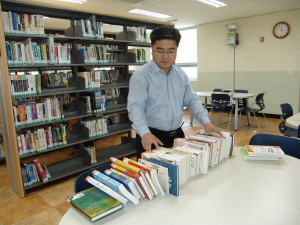 오씨는 울산 북구의 '권역별 도서관 건립 사업'이라는 큰 밑그림을 구체적으로 하나하나 만들어간 도서관 디자이너이자 코디네이터였다. 개관 준비를 위해 책을 정리하고 있는 오씨. 